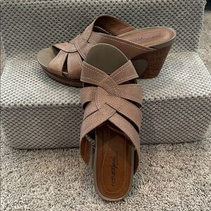 Womens Natural Soul Women's tan Wedge Sandals size 8